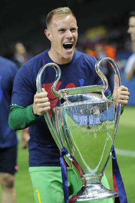 Marc Andre Ter STEGEN,Torwart FC Barcelona Barca mit dem Pokal,Trophy,Trophaee,Cup.Jubel,Freude,Begeisterung,, Aktion,Einzelbild, angeschnittenes Einzelmotiv,Halbfigur,halbe Figur, Siegerehrung, Fussball Champions League Finale 2015 Juventus Turin-FC Barcelona 1-3. Saison2014 15, am 06.06.2015,O LY M P I A S T A D I O N B E R L I N.