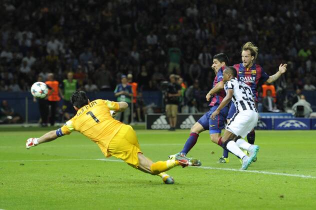 Tor zum 2-1 durch Luis SUAREZ FC Barcelona Barca 2.v.li) ,Aktion Torschuss gegen Gianluigi BUFFON (Torwart Juventus Turin) und Patrice Evra (Juventus Turin),re:Ivan RAKITIC (FC Barcelona). Fussball Champions League Finale 2015 Juventus Turin-FC Barcelona 1-3. Saison2014 15, am 06.06.2015,O LY M P I A S T A D I O N B E R L I N.