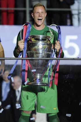 Marc Andre Ter STEGEN,Torwart FC Barcelona Barca mit dem Pokal,Trophy,Trophaee,Cup.Jubel,Freude,Begeisterung,, Aktion,Einzelbild, angeschnittenes Einzelmotiv,Halbfigur,halbe Figur, Siegerehrung, Fussball Champions League Finale 2015 Juventus Turin-FC Barcelona 1-3. Saison2014 15, am 06.06.2015,O LY M P I A S T A D I O N B E R L I N.