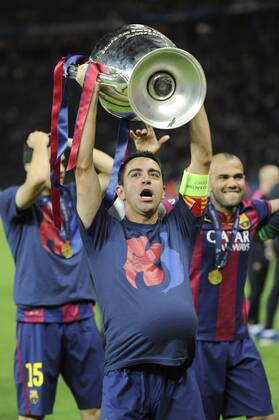 Xavi HERNANDEZ FC Barcelona Barca mit dem Pokal,Trophy,Trophaee,Cup.Jubel,Freude,Begeisterung,, Aktion,Einzelbild, angeschnittenes Einzelmotiv,Halbfigur,halbe Figur, Siegerehrung, Fussball Champions League Finale 2015 Juventus Turin-FC Barcelona 1-3. Saison2014 15, am 06.06.2015,O LY M P I A S T A D I O N B E R L I N.