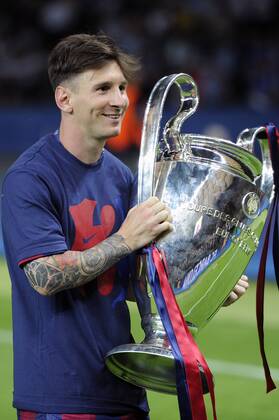 Lionel MESSI FC Barcelona Barca mit dem Pokal,Trophy,Trophaee,Cup.Jubel,Freude,Begeisterung,, Aktion,Einzelbild, angeschnittenes Einzelmotiv,Halbfigur,halbe Figur, Siegerehrung, Fussball Champions League Finale 2015 Juventus Turin-FC Barcelona 1-3. Saison2014 15, am 06.06.2015,O LY M P I A S T A D I O N B E R L I N.