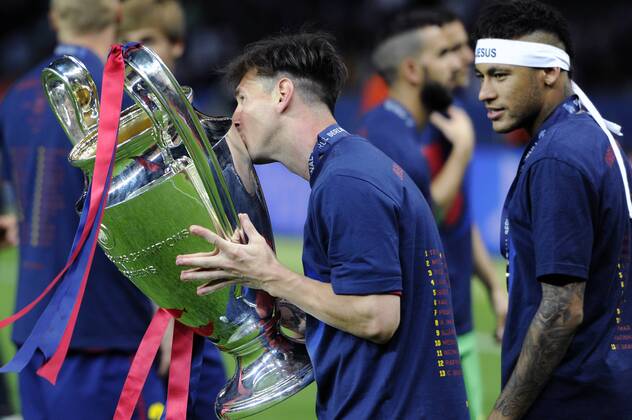 Lionel MESSI FC Barcelona Barca mit dem Pokal,Trophy,Trophaee,Cup.Jubel,Freude,Begeisterung,, Aktion,re:NEYMAR (FC Barcelona). Siegerehrung, Fussball Champions League Finale 2015 Juventus Turin-FC Barcelona 1-3. Saison2014 15, am 06.06.2015,O LY M P I A S T A D I O N B E R L I N.
