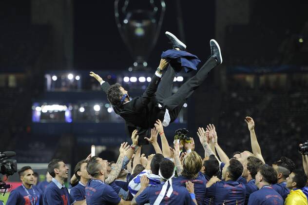 Spieler lassen Luis ENRIQUE,Trainer FC Barcelona Barca hochleben,werfen ihn hoch,Jubel,Freude,Begeisterung, Siegerehrung, Fussball Champions League Finale 2015 Juventus Turin-FC Barcelona 1-3. Saison2014 15, am 06.06.2015,O LY M P I A S T A D I O N B E R L I N.