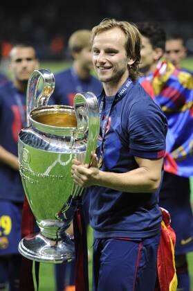 Ivan RAKITIC FC Barcelona Barca mit dem Pokal,Trophy,Trophaee,Cup.Jubel,Freude,Begeisterung,, Aktion,Einzelbild, angeschnittenes Einzelmotiv,Halbfigur,halbe Figur, Siegerehrung, Fussball Champions League Finale 2015 Juventus Turin-FC Barcelona 1-3. Saison2014 15, am 06.06.2015,O LY M P I A S T A D I O N B E R L I N.