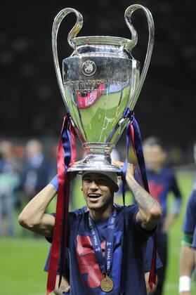 NEYMAR FC Barcelona Barca mit dem Pokal,Trophy,Trophaee,Cup.Jubel,Freude,Begeisterung,, Aktion,Einzelbild, angeschnittenes Einzelmotiv,Halbfigur,halbe Figur, Siegerehrung, Fussball Champions League Finale 2015 Juventus Turin-FC Barcelona 1-3. Saison2014 15, am 06.06.2015,O LY M P I A S T A D I O N B E R L I N.