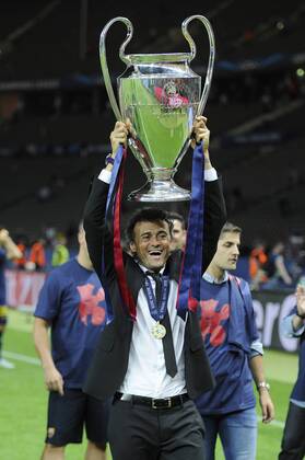 Luis ENRIQUE,Trainer FC Barcelona Barca mit dem Pokal,Trophy,Trophaee,Cup.Jubel,Freude,Begeisterung,,Einzelbild, angeschnittenes Einzelmotiv, Halbfigur,halbe Figur, Siegerehrung, Fussball Champions League Finale 2015 Juventus Turin-FC Barcelona 1-3. Saison2014 15, am 06.06.2015,O LY M P I A S T A D I O N B E R L I N.