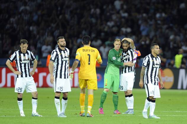 Marc Andre Ter STEGEN,Torwart FC Barcelona Barca 3.v.re) troestet Leonardo Bonucci (Juventus Turin),Li:Stephan LICHTSTEINER (Juventus Turin),Andrea Barzagli (Juventus Turin). Fussball Champions League Finale 2015 Juventus Turin-FC Barcelona 1-3. Saison2014 15, am 06.06.2015,O LY M P I A S T A D I O N B E R L I N.