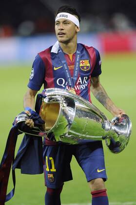NEYMAR FC Barcelona Barca mit dem Pokal,Trophy,Trophaee,Cup.Jubel,Freude,Begeisterung,, Aktion,Einzelbild, angeschnittenes Einzelmotiv,Halbfigur,halbe Figur, Siegerehrung, Fussball Champions League Finale 2015 Juventus Turin-FC Barcelona 1-3. Saison2014 15, am 06.06.2015,O LY M P I A S T A D I O N B E R L I N.