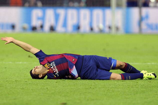 Luis SUAREZ FC Barcelona Barca ,liegt theatralisch am Boden und smuliert Schmerzen,Aktion,Einzelaktion, Einzelbild,Freisteller,Ganzkoerperaufnahme,ganze Figur. Fussball Champions League Finale 2015 Juventus Turin-FC Barcelona 1-3. Saison2014 15, am 06.06.2015,O LY M P I A S T A D I O N B E R L I N.