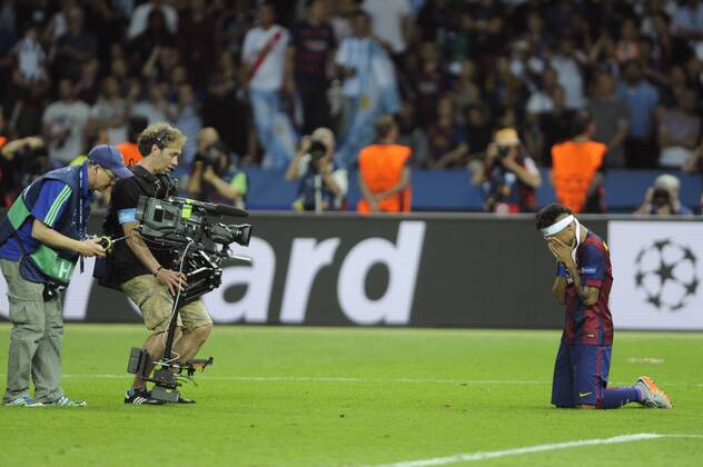 Lionel MESSI FC Barcelona Barca ,kniet nach em Schluspfif auf dem Rasen und betet,im Fokus einer Fernsehkamera,Aktion,Einzelaktion,Einzelbild, Freisteller,Ganzkoerperaufnahme,ganze Figur. Fussball Champions League Finale 2015 Juventus Turin-FC Barcelona 1-3. Saison2014 15, am 06.06.2015,O LY M P I A S T A D I O N B E R L I N.