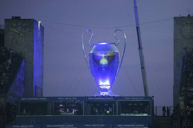 ein aufgeblasener Pokal,Cup,Trophaee in blau illuminiert steht ueber dem Marathontor. Fussball Champions League Finale 2015 Juventus Turin FC Barcelona Barca 1-3. Saison2014 15, am 06.06.2015,O LY M P I A S T A D I O N B E R L I N.