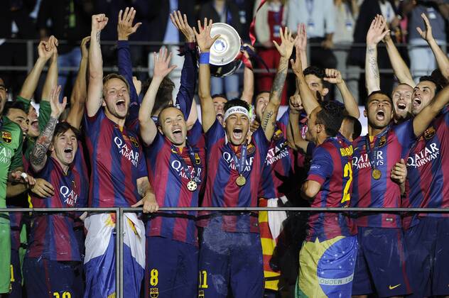 u.a. v.li:Lionel MESSI FC Barcelona Barca .Ivan RAKITIC (FC Barcelona),Andres INIESTA (FC Barcelona),NEYMAR (FC Barcelona),Marc Andre Ter STEGEN,Torwart (FC Barcelona),ADRIANO (FC Barcelona),RAFINHA ALCANTARA (FC Barcelona),Teamfoto,Team,Mannschaft,Mannschaftsfoto ,Spieler Barcelone mit dem Pokal,Tropby,Trophaee,Cup.Jubel,Freude,Begeisterung, Aktion, Siegerehrung, Fussball Champions League Finale 2015 Juventus Turin-FC Barcelona 1-3. Saison2014 15, am 06.06.2015,O LY M P I A S T A D I O N B E R L I N.