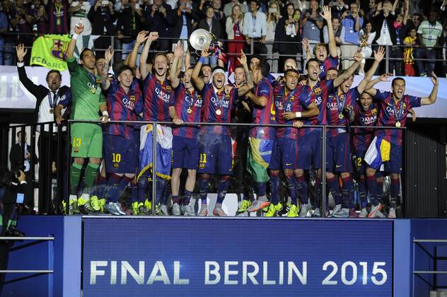Teamfoto,Team,Mannschaft,Mannschaftsfoto ,Spieler Barcelone mit dem Pokal,Tropby,Trophaee,Cup.Jubel,Freude,Begeisterung, Aktion, Siegerehrung, Fussball Champions League Finale 2015 Juventus Turin FC Barcelona Barca 1-3. Saison2014 15, am 06.06.2015,O LY M P I A S T A D I O N B E R L I N.