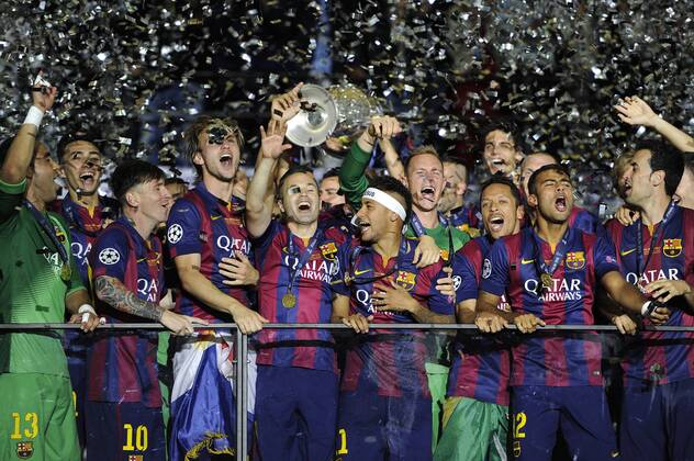 u.a. v.li:Claudio BRAVO ;Torwart FC Barcelona Barca ,Lionel MESSI (FC Barcelona).Ivan RAKITIC (FC Barcelona),Andres INIESTA (FC Barcelona),NEYMAR (FC Barcelona),Marc Andre Ter STEGEN,Torwart (FC Barcelona),ADRIANO (FC Barcelona),RAFINHA ALCANTARA (FC Barcelona),Sergio Busquets (FC Barcelona).Teamfoto,Team,Mannschaft,Mannschaftsfoto ,Spieler Barcelone mit dem Pokal,Tropby,Trophaee,Cup.Jubel,Freude,Begeisterung, Aktion, Siegerehrung, Fussball Champions League Finale 2015 Juventus Turin-FC Barcelona 1-3. Saison2014 15, am 06.06.2015,O LY M P I A S T A D I O N B E R L I N.