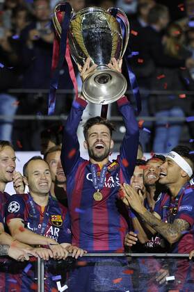 Gerard PIQUE FC Barcelona Barca mit dem Pokal,Trophy,Trophaee,Cup.Jubel,Freude,Begeisterung,, Aktion, Siegerehrung, Fussball Champions League Finale 2015 Juventus Turin-FC Barcelona 1-3. Saison2014 15, am 06.06.2015,O LY M P I A S T A D I O N B E R L I N.