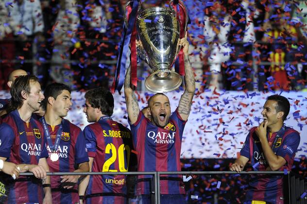 Teamfoto,Team,Mannschaft,Mannschaftsfoto ,Spieler,v.li:Ivan RAKITIC FC Barcelona Barca ,Luis SUAREZ (FC Barcelona),Sergi ROBERTO (FC Barcelona),Dani (Daniel) ALVES (FC Barcelona) mit dem PokalTrophy,Trophaee,Cup,Jubel,Freude,Begeisterung,, Aktion, Siegerehrung, Fussball Champions League Finale 2015 Juventus Turin-FC Barcelona 1-3. Saison2014 15, am 06.06.2015,O LY M P I A S T A D I O N B E R L I N.