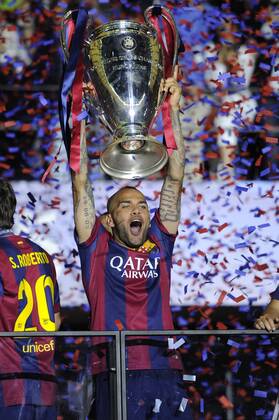 Dani (Daniel) ALVES FC Barcelona Barca mit dem PokalTrophy,Trophaee,Cup,Jubel,Freude,Begeisterung,, Aktion, Siegerehrung, Fussball Champions League Finale 2015 Juventus Turin-FC Barcelona 1-3. Saison2014 15, am 06.06.2015,O LY M P I A S T A D I O N B E R L I N.