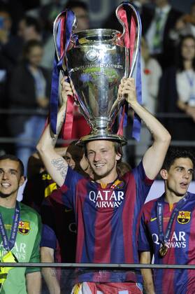 Ivan RAKITIC FC Barcelona Barca mit dem Pokal,Trophy,Trophaee,Cup.Jubel,Freude,Begeisterung,, Aktion, Siegerehrung, Fussball Champions League Finale 2015 Juventus Turin-FC Barcelona 1-3. Saison2014 15, am 06.06.2015,O LY M P I A S T A D I O N B E R L I N.