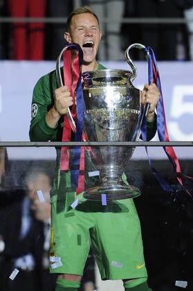 Marc Andre Ter STEGEN,Torwart FC Barcelona Barca mit dem Pokal,Trophy,Trophaee,Cup.Jubel,Freude,Begeisterung,Aktion,Einzelbild,angeschnittenes Einzelmotiv,Halbfigur,halbe Figur. Siegerehrung, Fussball Champions League Finale 2015 Juventus Turin-FC Barcelona 1-3. Saison2014 15, am 06.06.2015,O LY M P I A S T A D I O N B E R L I N.