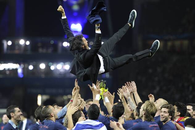 Spieler lassen Luis ENRIQUE,Trainer FC Barcelona Barca hochleben,werfen ihn hoch,Jubel,Freude,Begeisterung, Siegerehrung, Fussball Champions League Finale 2015 Juventus Turin-FC Barcelona 1-3. Saison2014 15, am 06.06.2015,O LY M P I A S T A D I O N B E R L I N.