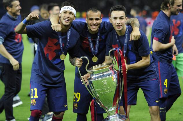 v.li:NEYMAR FC Barcelona Barca SANDRO RAMIREZ (FC Barcelona) mit dem Pokal,Trophy,Trophaee,Cup.Jubel,Freude,Begeisterung,Aktion,Siegerehrung, Fussball Champions League Finale 2015 Juventus Turin-FC Barcelona 1-3. Saison2014 15, am 06.06.2015,O LY M P I A S T A D I O N B E R L I N.