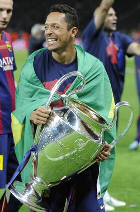 ADRIANO FC Barcelona Barca mit dem Pokal,Trophy,Trophaee,Cup.Jubel,Freude,Begeisterung,Aktion,Einzelbild, angeschnittenes Einzelmotiv,Halbfigur,halbe Figur. Siegerehrung, Fussball Champions League Finale 2015 Juventus Turin-FC Barcelona 1-3. Saison2014 15, am 06.06.2015,O LY M P I A S T A D I O N B E R L I N.
