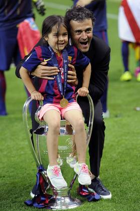Luis ENRIQUE,Trainer FC Barcelona Barca mit seiner Tochter ,sitzt auf dem Pokal,Trophy,Trophaee,Cup.Jubel,Freude,Begeisterung,Aktion,Siegerehrung, Fussball Champions League Finale 2015 Juventus Turin-FC Barcelona 1-3. Saison2014 15, am 06.06.2015,O LY M P I A S T A D I O N B E R L I N.