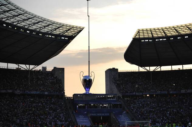 ein aufgeblasener Pokal,Cup,Trophaee steht ueber dem Marathontor,Uebersicht Stadion,Innenraum. Fussball Champions League Finale 2015 Juventus Turin FC Barcelona Barca 1-3. Saison2014 15, am 06.06.2015,O LY M P I A S T A D I O N B E R L I N.
