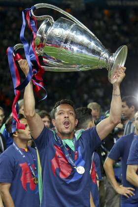 Adriano FC Barcelona Barca 21) feiert mit dem Pokal nach dem Gewinn des Spiels des Champions League Finales zwischen Juventus Turin und dem FC Barcelona am 06.06.2015 im Berliner Olympia Stadion ( Copyright: Schülerx xEibner-Pressefoto EP_jse