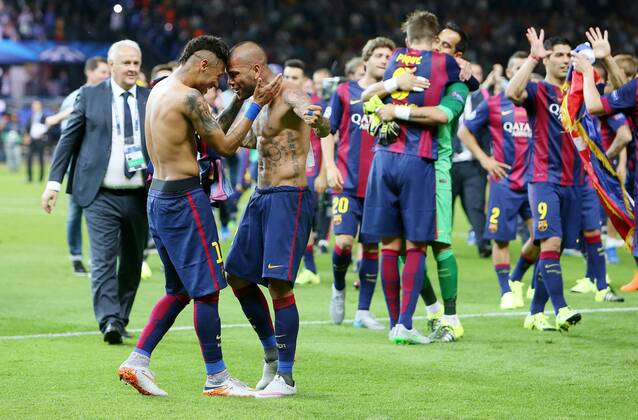 Berlin Fußball Champions League Finale Juventus Turin vs. FC Barcelona Barca vorn v.l. Neymar und Daniel Alves (Barcelona) feiern oberkörperfrei