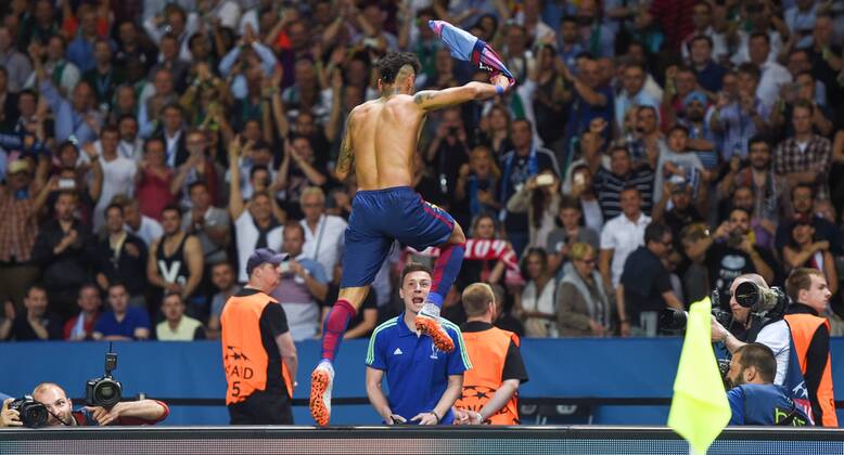 Jubel nach dem Tor zum 1-3: Torschuetze Neymar DA SILVA Santos Junior (FCBarcelona) springt jubelnd über die Werbebande in Richtung Fankurve von Barcelona. FINALE: Juventus Turin - FC Barcelona Barca am 06.06.2015. Fussball international Saison 2014 2015, UEFA Championsleague Finale 2015 im Olympiastadion in Berlin, Deutschland,