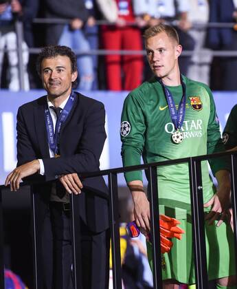 Siegerehrung: Cheftrainer Luis Enrique MARTINEZ und Torwart Marc-Andre TER STEGEN (vl beideFCBarcelona) FINALE: Juventus Turin - FC Barcelona Barca am 06.06.2015. Fussball international Saison 2014 2015, UEFA Championsleague Finale 2015 im Olympiastadion in Berlin, Deutschland,