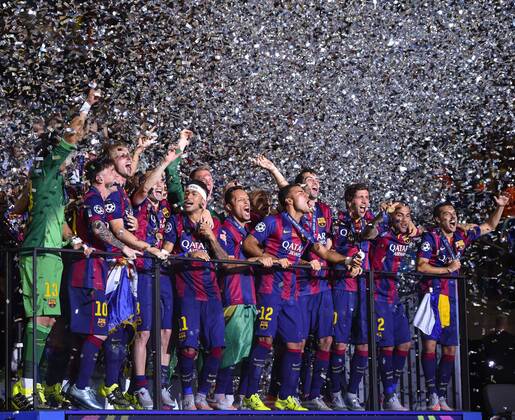 Siegerehrung: Die Mannschaft des FC Barcelona Barca jubelt mit dem Champions League Pokal. FINALE: Juventus Turin - FC Barcelona am 06.06.2015. Fussball international Saison 2014 2015, UEFA Championsleague Finale 2015 im Olympiastadion in Berlin, Deutschland,