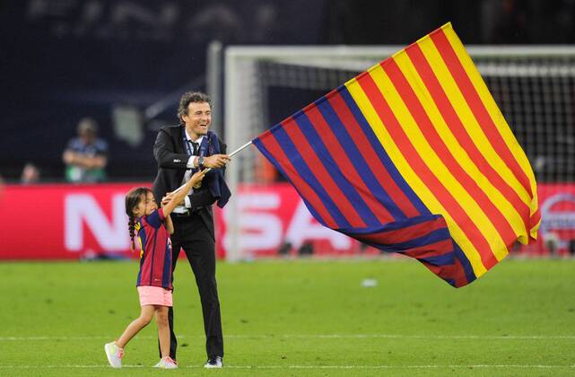 Cheftrainer Luis Enrique MARTINEZ (FCBarcelona) jubelt nach dem Spiel mit seiner Tochter Xana. Gemeinsam schwenken sie eine Vereinsfahne. FINALE: Juventus Turin - FC Barcelona Barca am 06.06.2015. Fussball international Saison 2014 2015, UEFA Championsleague Finale 2015 im Olympiastadion in Berlin, Deutschland,