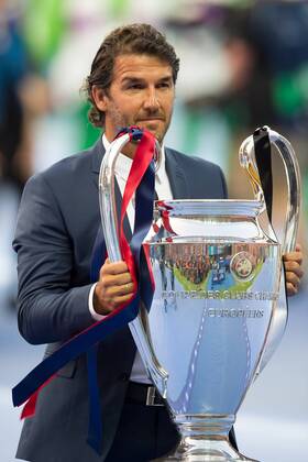 Samstag 06.06.2015, Fussball, Saison 2014 2015, UEFA Champions League Finale 2015 in Berlin, Juventus Turin - FC Barcelona Barca 1:3, Karl Heinz Riedle mit dem Pokal DeFodi001