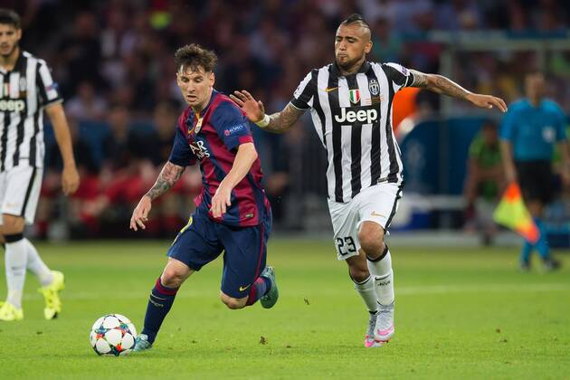 Samstag 06.06.2015, Fussball, Saison 2014 2015, UEFA Champions League Finale 2015 in Berlin, Juventus Turin - FC Barcelona Barca 1:3, Lionel Messi (Barcelona) gegen Arturo VIDAL (Turin) DeFodi001