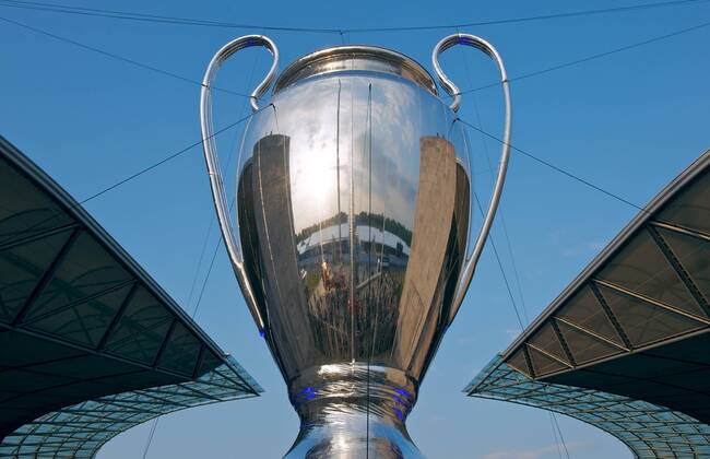 Fussball Berlin Olympiastadion 06.06.2015 UEFA CHAMPIONS LEAGUE FINALE Juventus Turin ITA geg FC Barcelona Barca ESP 1 : 3 FC Barcelona CHAMPIONS LEAGUE Gewinner 2015 Champions League Pokal in Uebergroesse am Marathontor