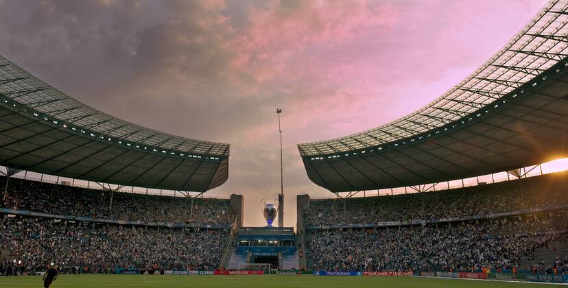 Fussball Berlin Olympiastadion 06.06.2015 UEFA CHAMPIONS LEAGUE FINALE Juventus Turin ITA geg FC Barcelona Barca ESP 1 : 3 FC Barcelona CHAMPIONS LEAGUE Gewinner 2015 Totale Champions League Pokal in Uebergroesse am Marathontor