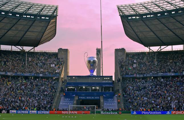 Fussball Berlin Olympiastadion 06.06.2015 UEFA CHAMPIONS LEAGUE FINALE Juventus Turin ITA geg FC Barcelona Barca ESP 1 : 3 FC Barcelona CHAMPIONS LEAGUE Gewinner 2015 Totale Champions League Pokal in Uebergroesse am Marathontor