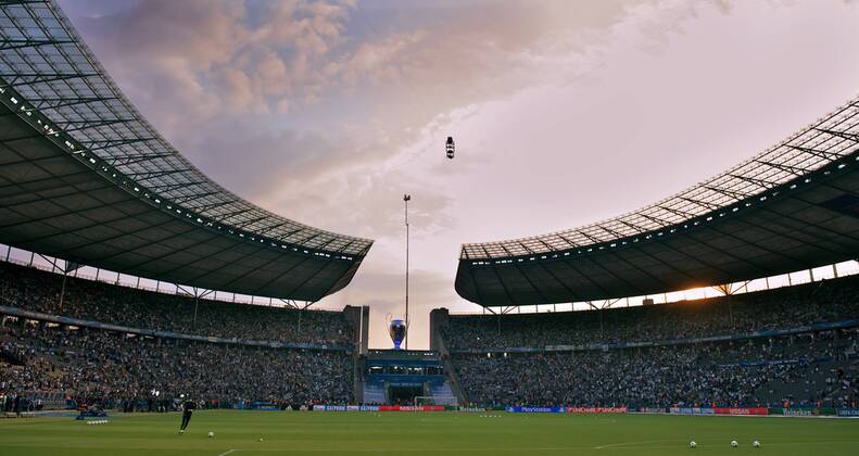 Fussball Berlin Olympiastadion 06.06.2015 UEFA CHAMPIONS LEAGUE FINALE Juventus Turin ITA geg FC Barcelona Barca ESP 1 : 3 FC Barcelona CHAMPIONS LEAGUE Gewinner 2015 Totale Champions League Pokal in Uebergroesse am Marathontor