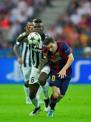 Fussball Berlin Olympiastadion 06.06.2015 UEFA CHAMPIONS LEAGUE FINALE Juventus Turin ITA geg FC Barcelona Barca ESP 1 : 3 FC Barcelona CHAMPIONS LEAGUE Gewinner 2015 vlnr Paul POGBA 6 Turin geg Lionel Andres MESSI Barca 10