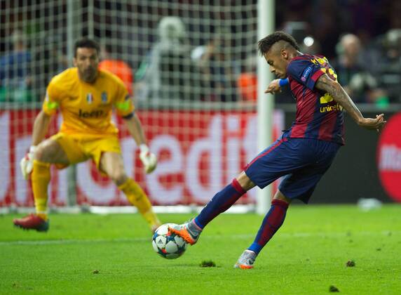 Fussball Berlin Olympiastadion 06.06.2015 UEFA CHAMPIONS LEAGUE FINALE Juventus Turin ITA geg FC Barcelona Barca ESP 1 : 3 FC Barcelona CHAMPIONS LEAGUE Gewinner 2015 Tor Torschuss 1 : 3 vlnr TW Gianluigi BUFFON 01 Turin NEYMAR da Silva Santos Junior Barca 11