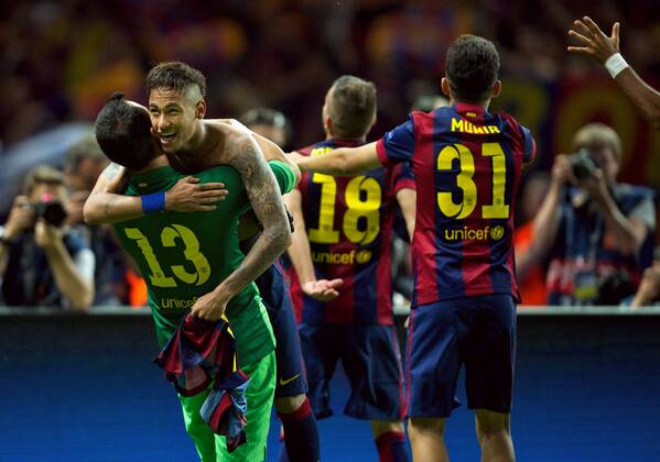 Fussball Berlin Olympiastadion 06.06.2015 UEFA CHAMPIONS LEAGUE FINALE Juventus Turin ITA geg FC Barcelona Barca ESP 1 : 3 FC Barcelona CHAMPIONS LEAGUE Gewinner 2015 vlnr TW Claudio BRAVO Barca 13 NEYMAR da Silva Santos Junior Barca 11 mit JORDI ALBA Ramos Barca18
