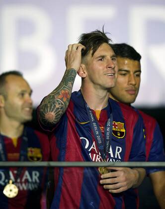 Aktuell Fußball, FC Barcelona gewinnt die Champions League Fussball Berlin Olympiastadion 06.06.2015 UEFA CHAMPIONS LEAGUE FINALE Juventus Turin ITA geg FC Barcelona Barca ESP 1 : 3 FC Barcelona CHAMPIONS LEAGUE Gewinner 2015 Pokaluebergabe Lionel Andres MESSI Barca 10