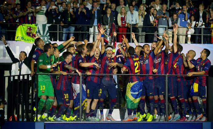 Aktuell Fußball, FC Barcelona gewinnt die Champions League Fussball Berlin Olympiastadion 06.06.2015 UEFA CHAMPIONS LEAGUE FINALE Juventus Turin ITA geg FC Barcelona Barca ESP 1 : 3 FC Barcelona CHAMPIONS LEAGUE Gewinner 2015 Pokaluebergabe Ehrung vlnr Luis ENRIQUE Barca Trainer TW Claudio BRAVO Barca 13 Lionel Andres MESSI Barca 10 Ivan RAKITIC Barca 04 Gerard PIQUE Barca 03 Andres INIESTA Lujan Barca 08 NEYMAR da Silva Santos Junior Barca 11 ADRIANO Correia Claro Barca 21 RAFINHA Rafael Alcantara do Nascimento Barca 12 SERGIO Busquets Burgosl Barca 5 DANI ALVES da Silva Barca 22