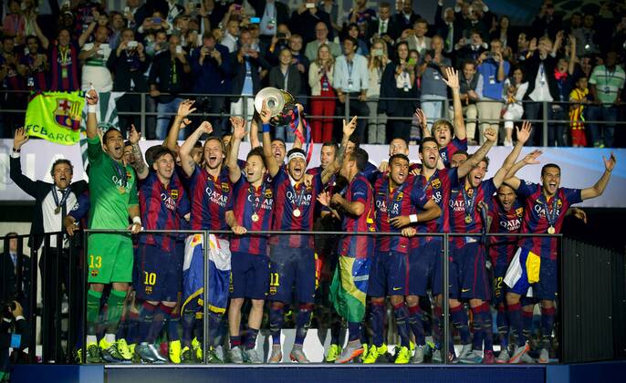 Aktuell Fußball, FC Barcelona gewinnt die Champions League Fussball Berlin Olympiastadion 06.06.2015 UEFA CHAMPIONS LEAGUE FINALE Juventus Turin ITA geg FC Barcelona Barca ESP 1 : 3 FC Barcelona CHAMPIONS LEAGUE Gewinner 2015 Pokaluebergabe Ehrung vlnr Luis ENRIQUE Barca Trainer TW Claudio BRAVO Barca 13 Lionel Andres MESSI Barca 10 Ivan RAKITIC Barca 04 Gerard PIQUE Barca 03 Andres INIESTA Lujan Barca 08 NEYMAR da Silva Santos Junior Barca 11 ADRIANO Correia Claro Barca 21 RAFINHA Rafael Alcantara do Nascimento Barca 12 SERGIO Busquets Burgosl Barca 5 DANI ALVES da Silva Barca 22