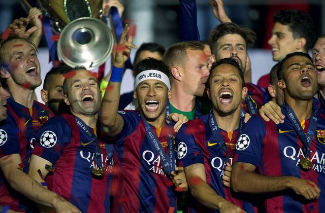 Aktuell Fußball, FC Barcelona gewinnt die Champions League Fussball Berlin Olympiastadion 06.06.2015 UEFA CHAMPIONS LEAGUE FINALE Juventus Turin ITA geg FC Barcelona Barca ESP 1 : 3 FC Barcelona CHAMPIONS LEAGUE Gewinner 2015 Pokaluebergabe Ehrung vlnr Ivan RAKITIC Barca 04 Andres INIESTA Lujan Barca 08 NEYMAR da Silva Santos Junior Barca 11 TW Marc Andre TER STEGEN Barca 01 ADRIANO Correia Claro Barca 21 RAFINHA Rafael Alcantara do Nascimento Barca 12