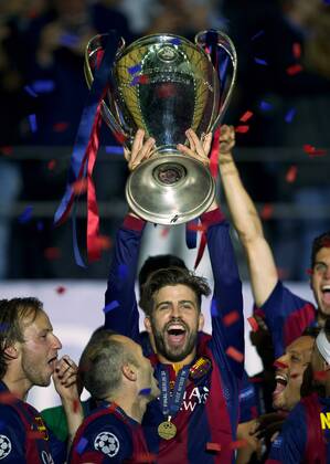 Aktuell Fußball, FC Barcelona gewinnt die Champions League Fussball Berlin Olympiastadion 06.06.2015 UEFA CHAMPIONS LEAGUE FINALE Juventus Turin ITA geg FC Barcelona Barca ESP 1 : 3 FC Barcelona CHAMPIONS LEAGUE Gewinner 2015 Pokaluebergabe Ehrung Gerard PIQUE Barca 03