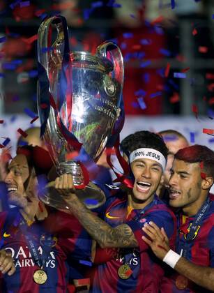 Aktuell Fußball, FC Barcelona gewinnt die Champions League Fussball Berlin Olympiastadion 06.06.2015 UEFA CHAMPIONS LEAGUE FINALE Juventus Turin ITA geg FC Barcelona Barca ESP 1 : 3 FC Barcelona CHAMPIONS LEAGUE Gewinner 2015 Pokaluebergabe Ehrung NEYMAR da Silva Santos Junior Barca 11