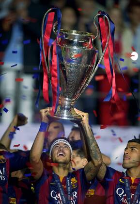 Aktuell Fußball, FC Barcelona gewinnt die Champions League Fussball Berlin Olympiastadion 06.06.2015 UEFA CHAMPIONS LEAGUE FINALE Juventus Turin ITA geg FC Barcelona Barca ESP 1 : 3 FC Barcelona CHAMPIONS LEAGUE Gewinner 2015 Pokaluebergabe Ehrung NEYMAR da Silva Santos Junior Barca 11